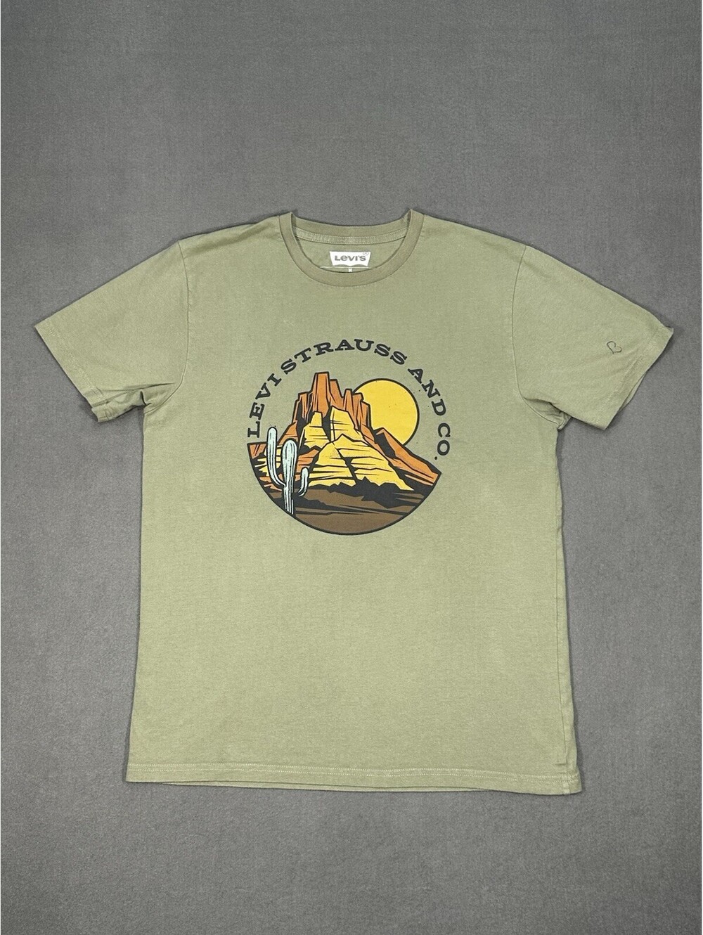Levi’s Strauss & Co Men’s Medium Graphic T-Shirt Olive Green Desert Print Cotton